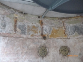 Photograph showing masonry walls under lantern room. Two round brass vents are fitted in the wall.